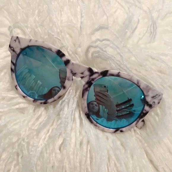 Quay Australia Accessories - QUAY HIGH EMOTION MARBLE SUNGLASSES
